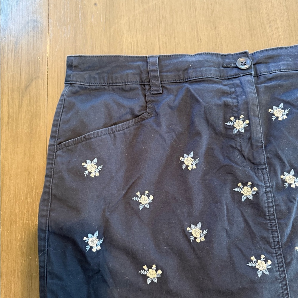 Karen Scott Navy Skort with White Floral Embroidery - Picture 7 of 11